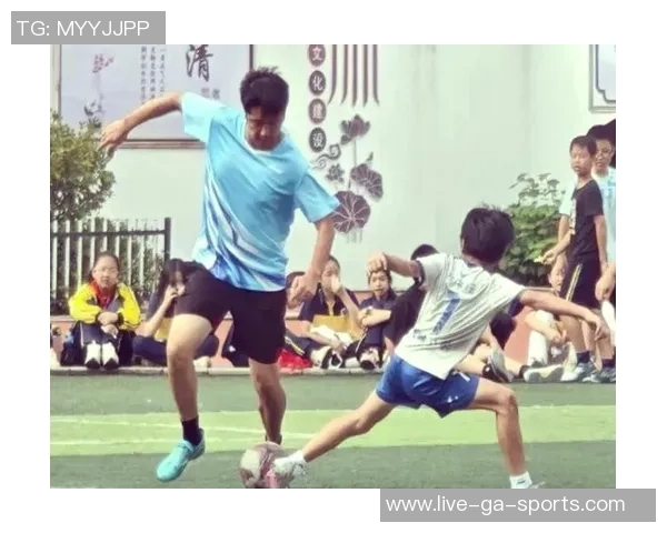 激烈对抗与团队协作足球赛片段带来的激情与感动